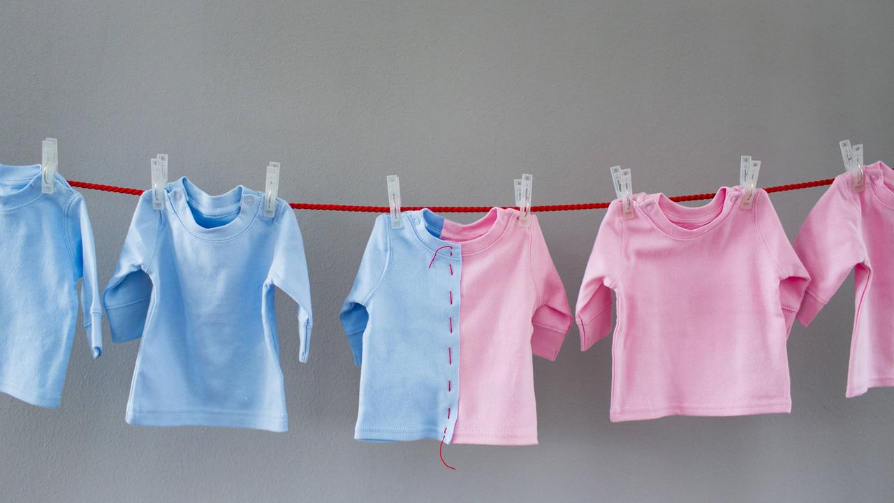 Shirts auf einer Wäscheleine Shirts auf einer Wäscheleine