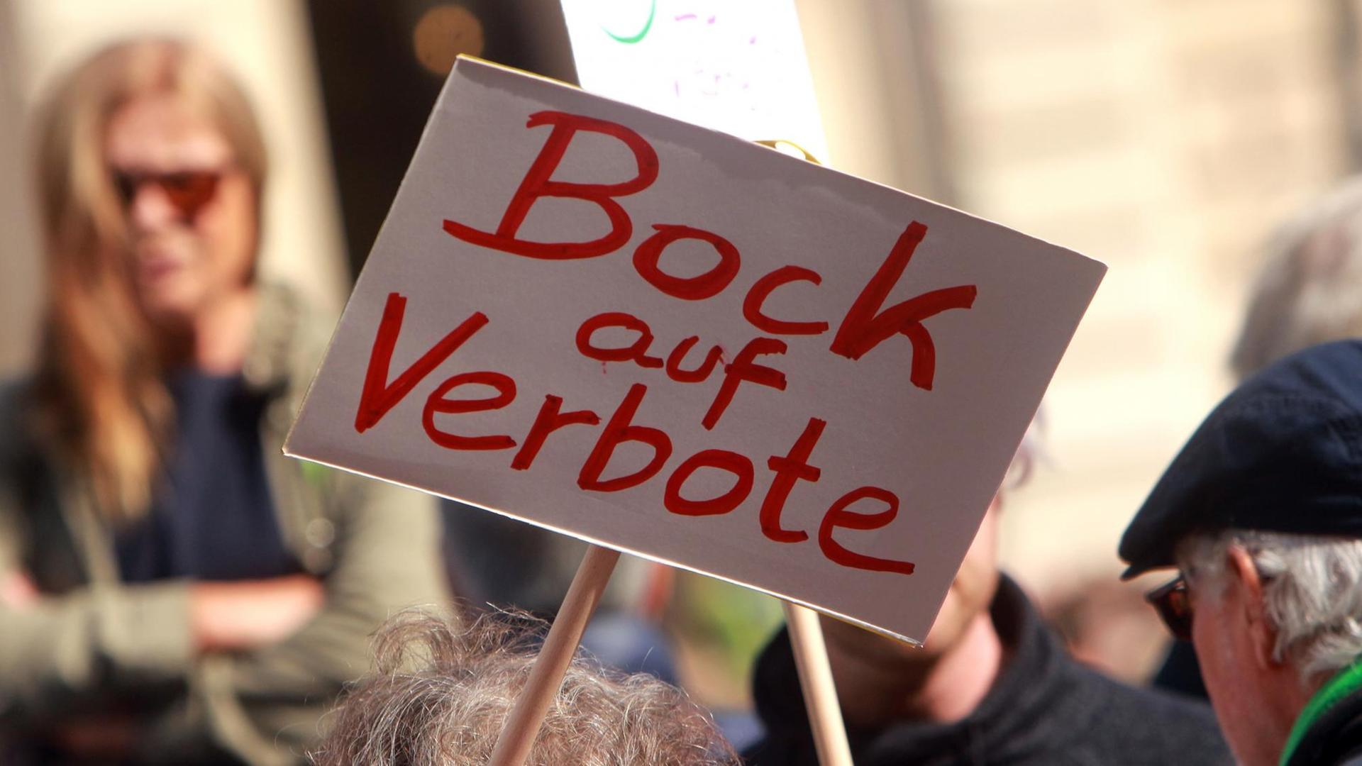 Bei einer Klimademostration auf dem Frankfurter Opernplatz wird ein Schild mit der roten Aufschrift "Bock auf Verbote" hochgehalten.