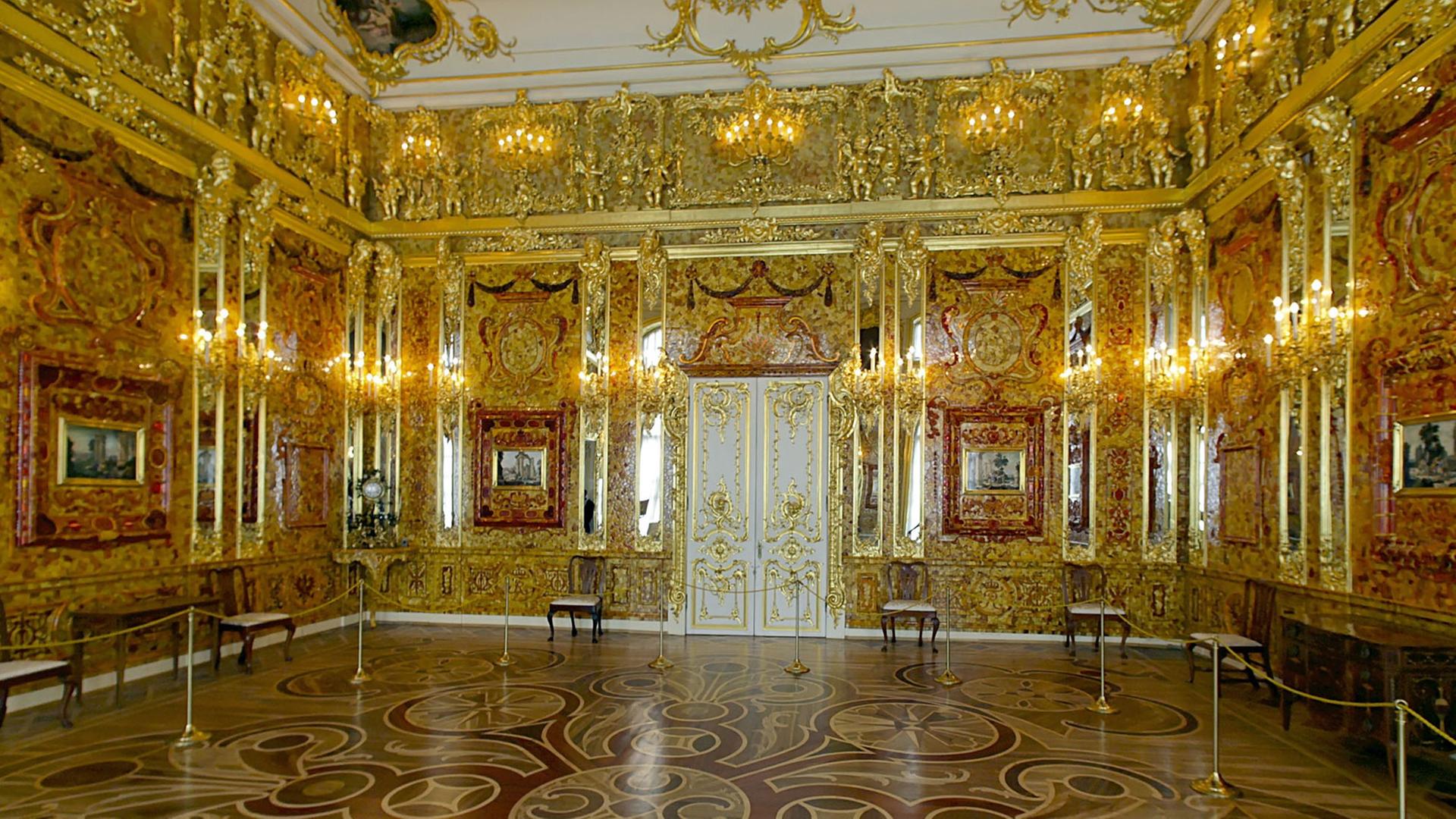 Das berühmte Bernsteinzimmer am Freitag (06.07.2007) im Jekaterina-Palast (Katharinen-Palast) vor den Toren von St. Petersburg (Russland). Das als «Achtes Weltwunder» gerühmte Kunstwerk war im Zweiten Weltkrieg von deutschen Truppen gestohlen worden und bei Kriegsende verschollen. Die Rekonstruktion des Bernsteinzimmers besteht aus einer halben Million fein geschliffener Bernsteinpaltten. Die Sowjetunion begann 1979 den Nachbau, der von der deutschen Ruhrgas AG in der Endphase mit 3,5 Millionen Dollar (3 Millionen Euro) unterstützt wurde. Das berühmte Bernsteinzimmer am Freitag (06.07.2007) im Jekaterina-Palast (Katharinen-Palast) vor den Toren von St. Petersburg (Russland). Das als «Achtes Weltwunder» gerühmte Kunstwerk war im Zweiten Weltkrieg von deutschen Truppen gestohlen worden und bei Kriegsende verschollen. Die Rekonstruktion des Bernsteinzimmers besteht aus einer halben Million fein geschliffener Bernsteinpaltten. Die Sowjetunion begann 1979 den Nachbau, der von der deutschen Ruhrgas AG in der Endphase mit 3,5 Millionen Dollar (3 Millionen Euro) unterstützt wurde.