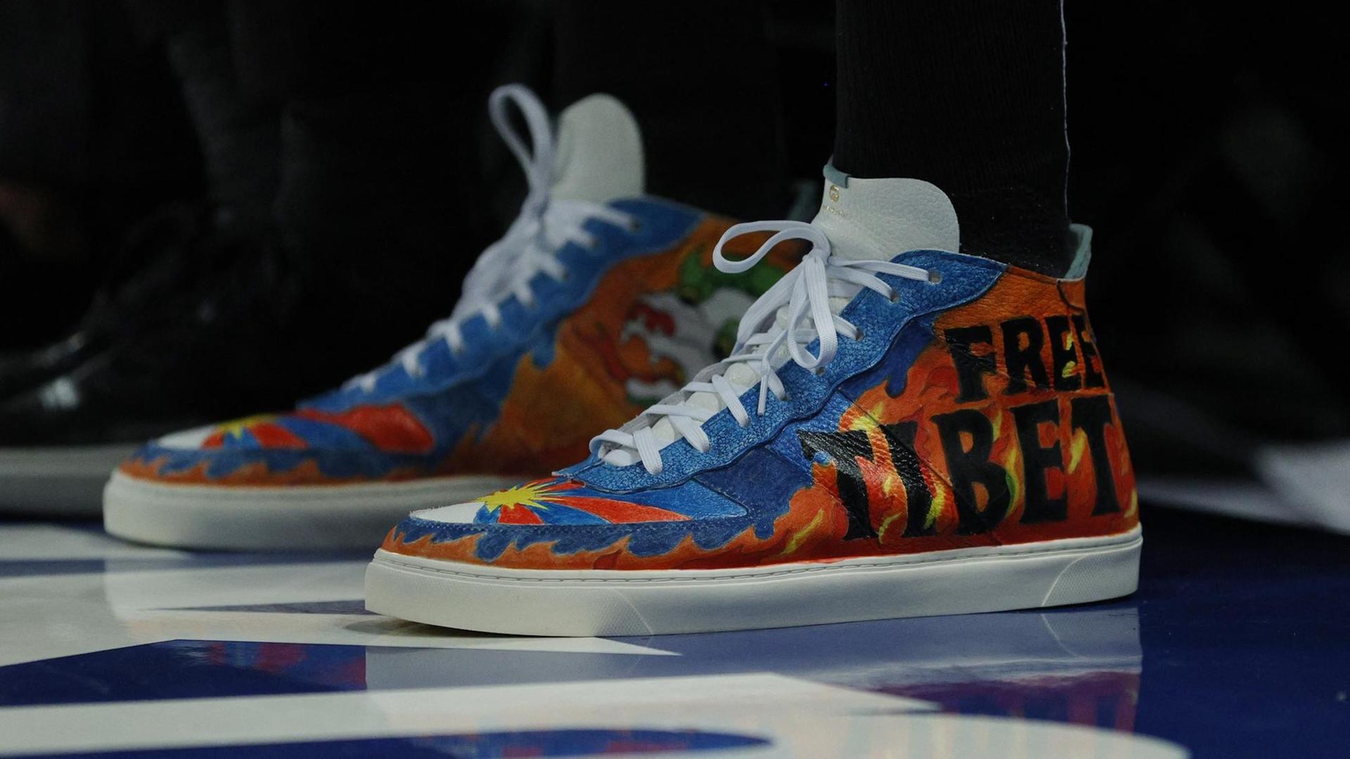 Beim Spiel seiner Boston Celtics gegen die New York Knicks trug Enes Kanter die Schuhe mit der Aufschrift "Free Tibet". Beim Spiel seiner Boston Celtics gegen die New York Knicks trug Enes Kanter die Schuhe mit der Aufschrift "Free Tibet".