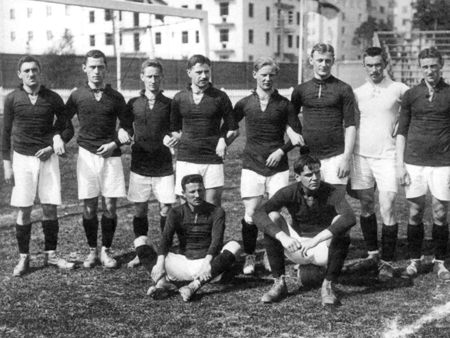 Die deutsche Fußball-Nationalmannschaft von 1912 mit Julius Hirsch (h.v.l.).