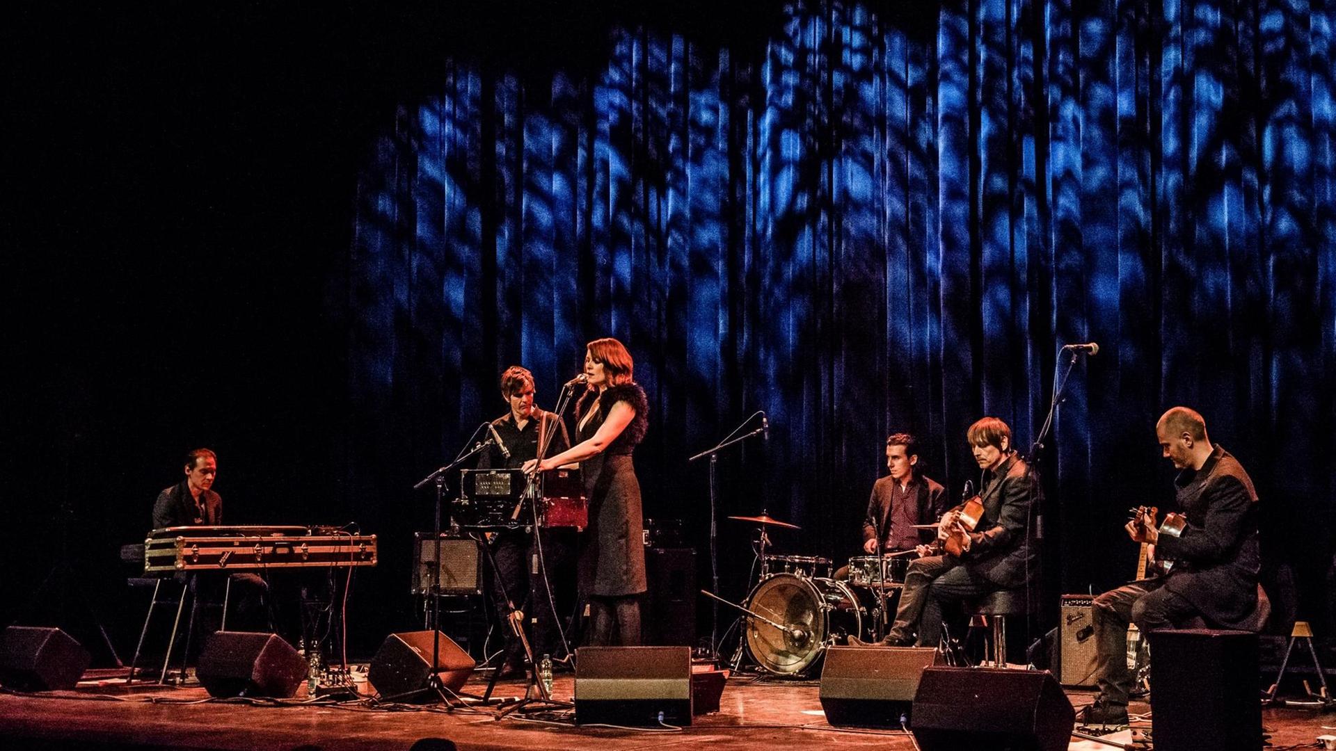 Andrea Schroeder und Band, hier bei einem Auftritt im Wiener Theater Akzent Andrea Schroeder und Band, hier bei einem Auftritt im Wiener Theater Akzent