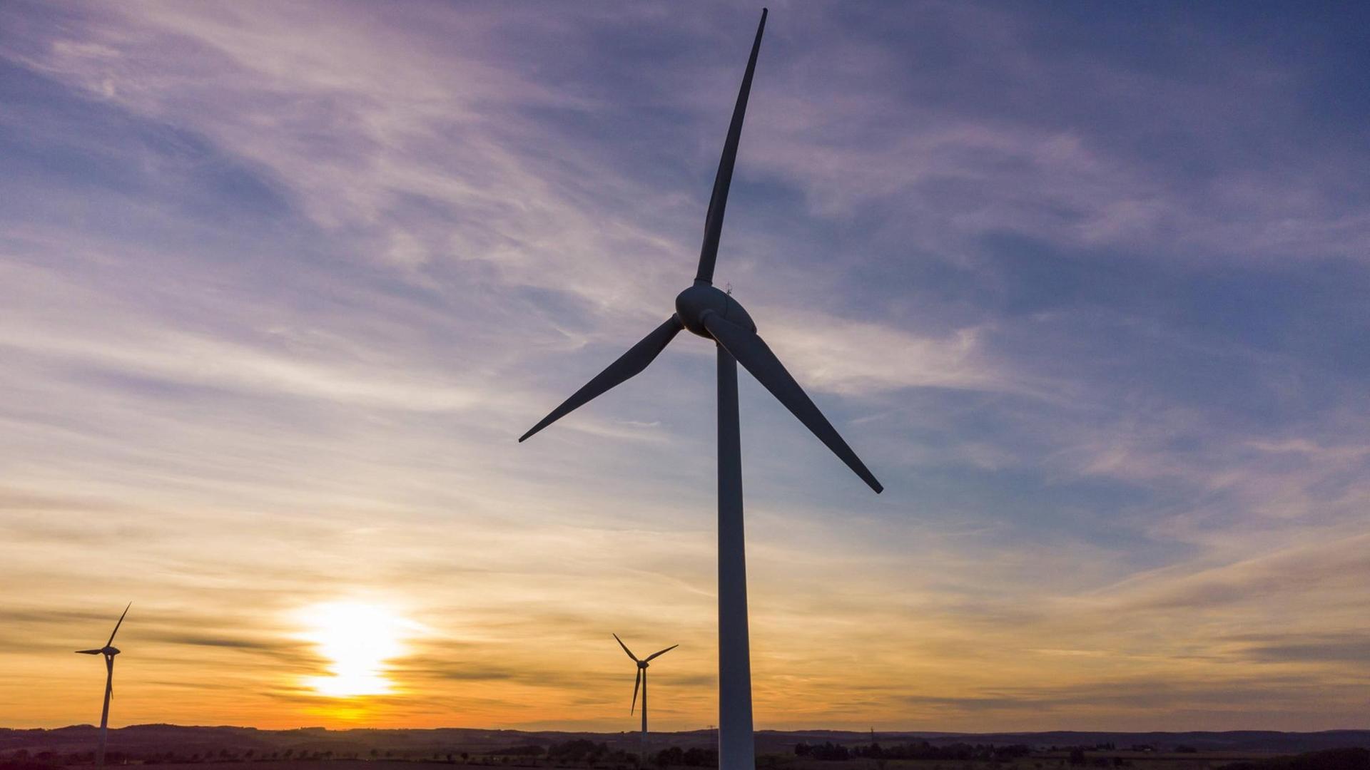 Windkraft Windpark Reinholdshainer Höhe 5 Windkraftanlagen: Enercon E40/600 Nennleistung 600 kW, Durchmesser 40 m Installierte Leistung: 3000 kW Betreiber: VSB Group Reinholdshain Sachsen GERMANY *** Wind power wind farm Reinholdshainer Höhe 5 wind turbines Enercon E40 600 Nominal power 600 kW, diameter 40 m Installed power 3000 kW Operator VSB Group Reinholdshain Sachsen GERMANY Windkraft Windpark Reinholdshainer Höhe 5 Windkraftanlagen: Enercon E40/600 Nennleistung 600 kW, Durchmesser 40 m Installierte Leistung: 3000 kW Betreiber: VSB Group Reinholdshain Sachsen GERMANY *** Wind power wind farm Reinholdshainer Höhe 5 wind turbines Enercon E40 600 Nominal power 600 kW, diameter 40 m Installed power 3000 kW Operator VSB Group Reinholdshain Sachsen GERMANY