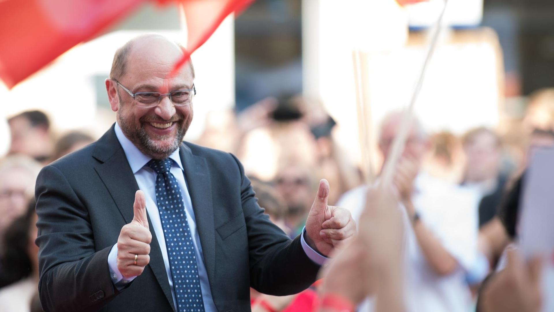 SPD-Kanzlerkandidat Martin Schulz gestikuliert am 23.08.2017 bei einem Wahlkampfauftritt in Göttingen (Niedersachsen). SPD-Kanzlerkandidat Martin Schulz gestikuliert am 23.08.2017 bei einem Wahlkampfauftritt in Göttingen (Niedersachsen).