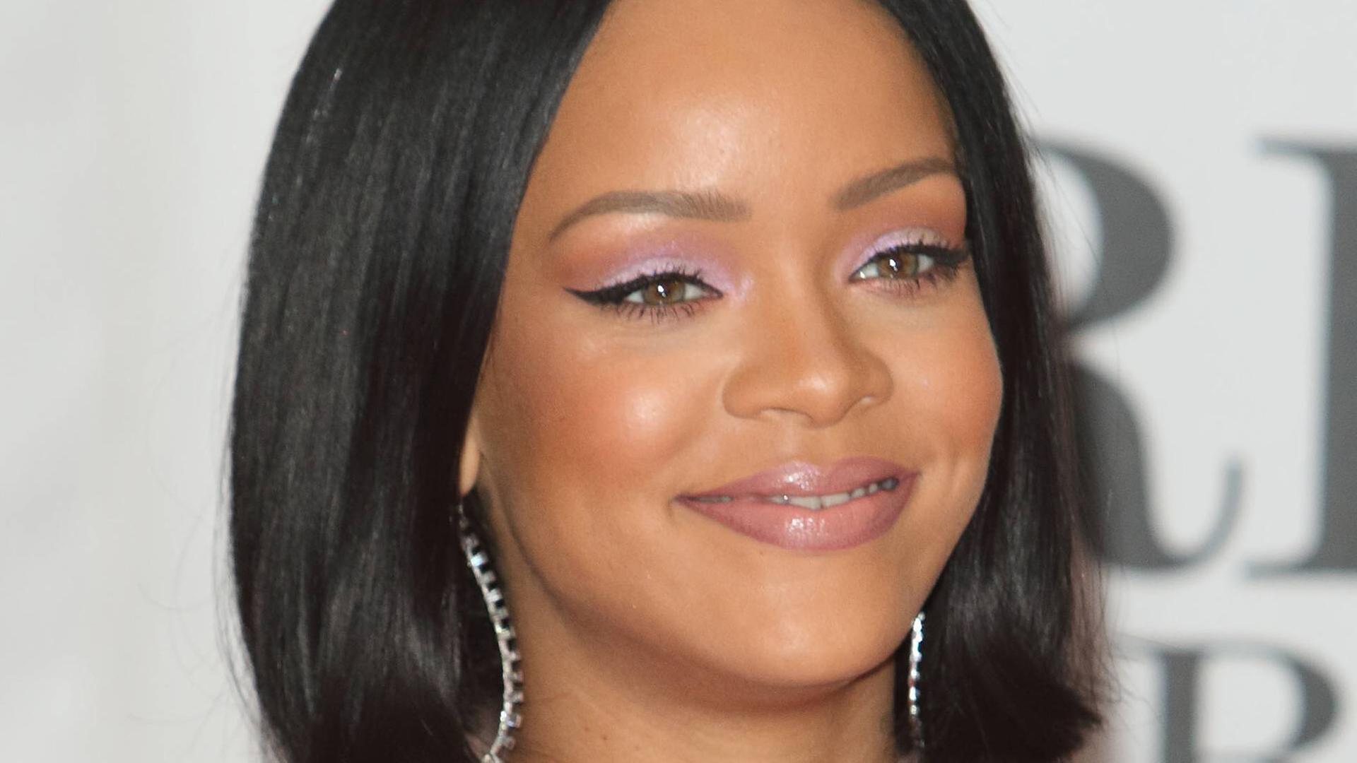 Die Sängerin Rihanna steht bei den Brit-Awards 2016 in London auf dem roten Teppich. Die Sängerin Rihanna steht bei den Brit-Awards 2016 in London auf dem roten Teppich.