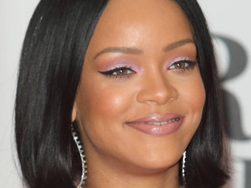 Die Sängerin Rihanna steht bei den Brit-Awards 2016 in London auf dem roten Teppich.