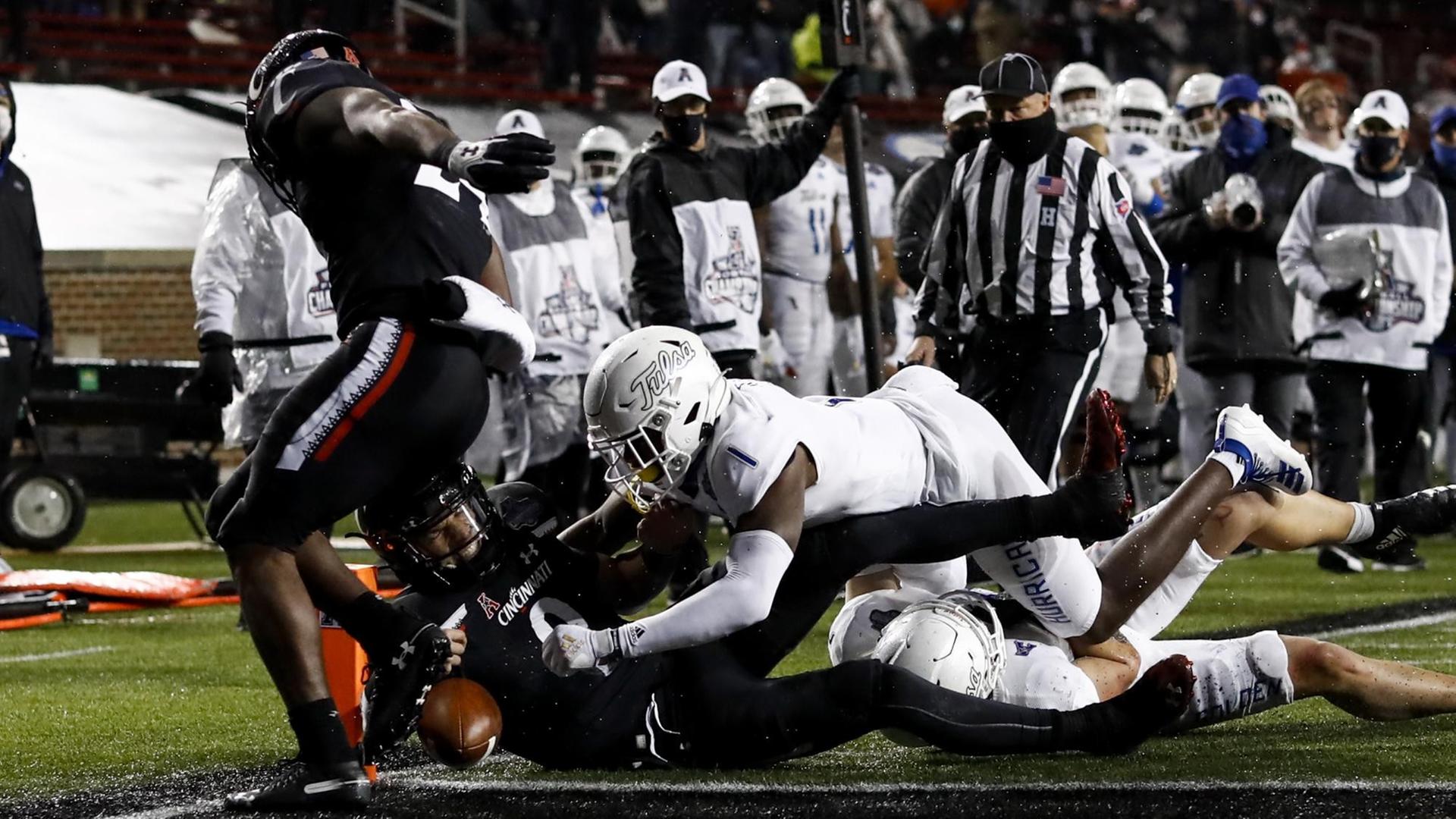 Eine Szene aus einem US-College-Football-Spiel. Eine Szene aus einem US-College-Football-Spiel.
