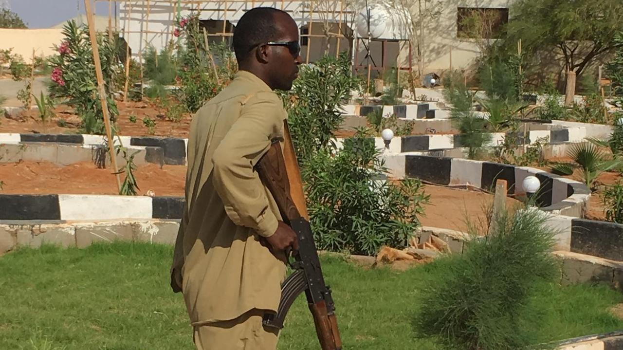 Ein Soldat trägt eine Waffe zur Bewachung von Politikern in Puntland. Ein Soldat trägt eine Waffe zur Bewachung von Politikern in Puntland.