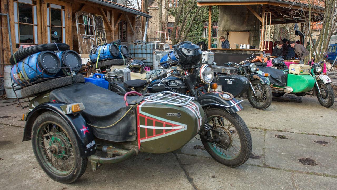 Die "Ural"-Motorräder mit Beiwagen, mit denen die Künstlergruppe "Leaving Home" rund 40.000 Kilometer von Halle/Saale nach New York unterwegs war.
