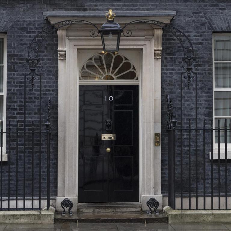 Downing Street Nr. 10. Traditionellerweise der Sitz des oder der englischen Premierminister.