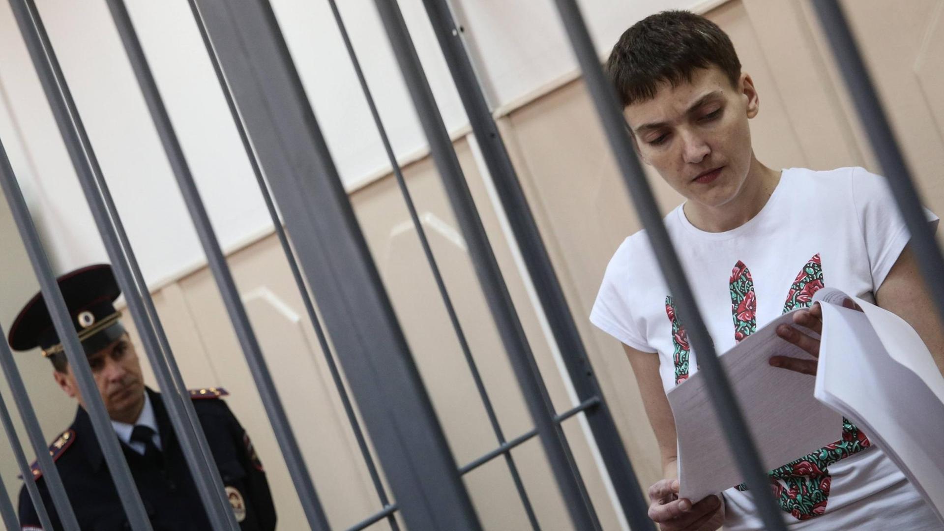 Die ukrainische Pilotin Nadija (Nadeschda) Sawtschenko während einer Anhörung vor einem russischen Gericht. Die ukrainische Pilotin Nadija (Nadeschda) Sawtschenko während einer Anhörung vor einem russischen Gericht.