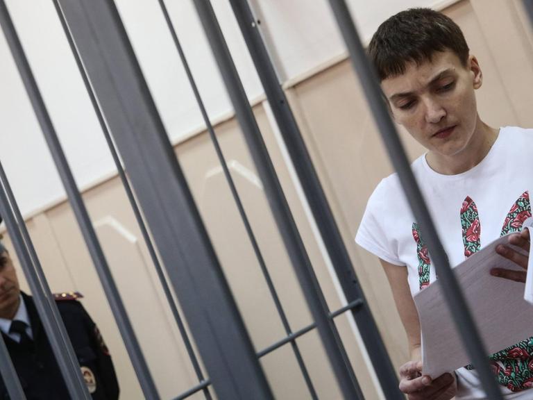 Die ukrainische Pilotin Nadija (Nadeschda) Sawtschenko während einer Anhörung vor einem russischen Gericht.