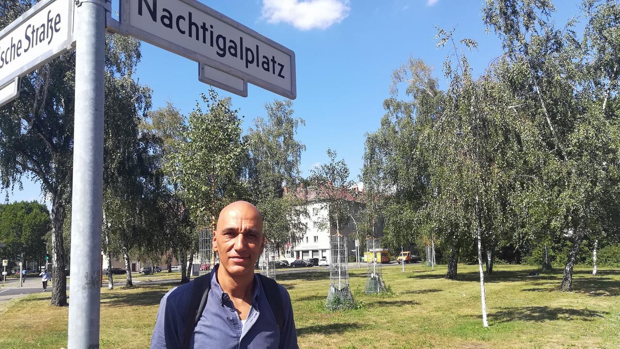 Tahir Dalla steht auf dem Nachtigalplatz in Berlin. Tahir Dalla steht auf dem Nachtigalplatz in Berlin.