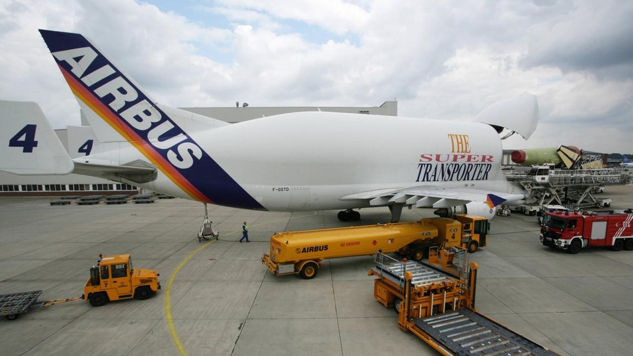 Ein Airbus Super-Transporter wird im Airbus-Werk Finkenwerder entladen.