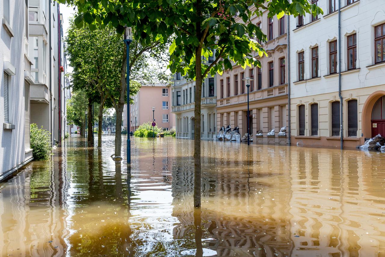 Eine überflutete Straße am 08.06.2013 in Magdeburg (Sachsen-Anhalt). Eine überflutete Straße am 08.06.2013 in Magdeburg (Sachsen-Anhalt).