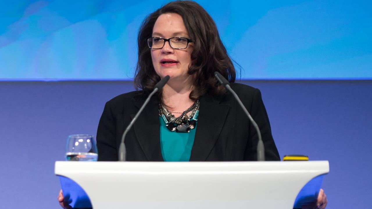 Bundesarbeitsministerin Andrea Nahles (SPD) steht an einem Rednerpult, auf dem der Titel der Konferenz zu lesen ist: "Arbeiten 4.0" Bundesarbeitsministerin Andrea Nahles (SPD) steht an einem Rednerpult, auf dem der Titel der Konferenz zu lesen ist: "Arbeiten 4.0"