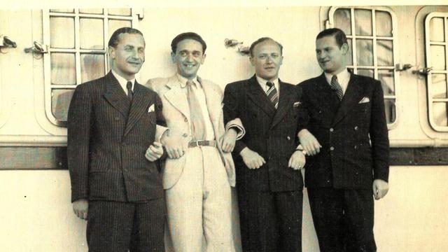 Victor Schlichter im weissen Anzug mit seinem Quartett BOHEMIOS VIENESES oder Wiener Böhmer Orchester bei der Schiffsüberfahrt nach Buenos Aires -Foto von Sohn A. Schlichter zur Verfügung gestellt