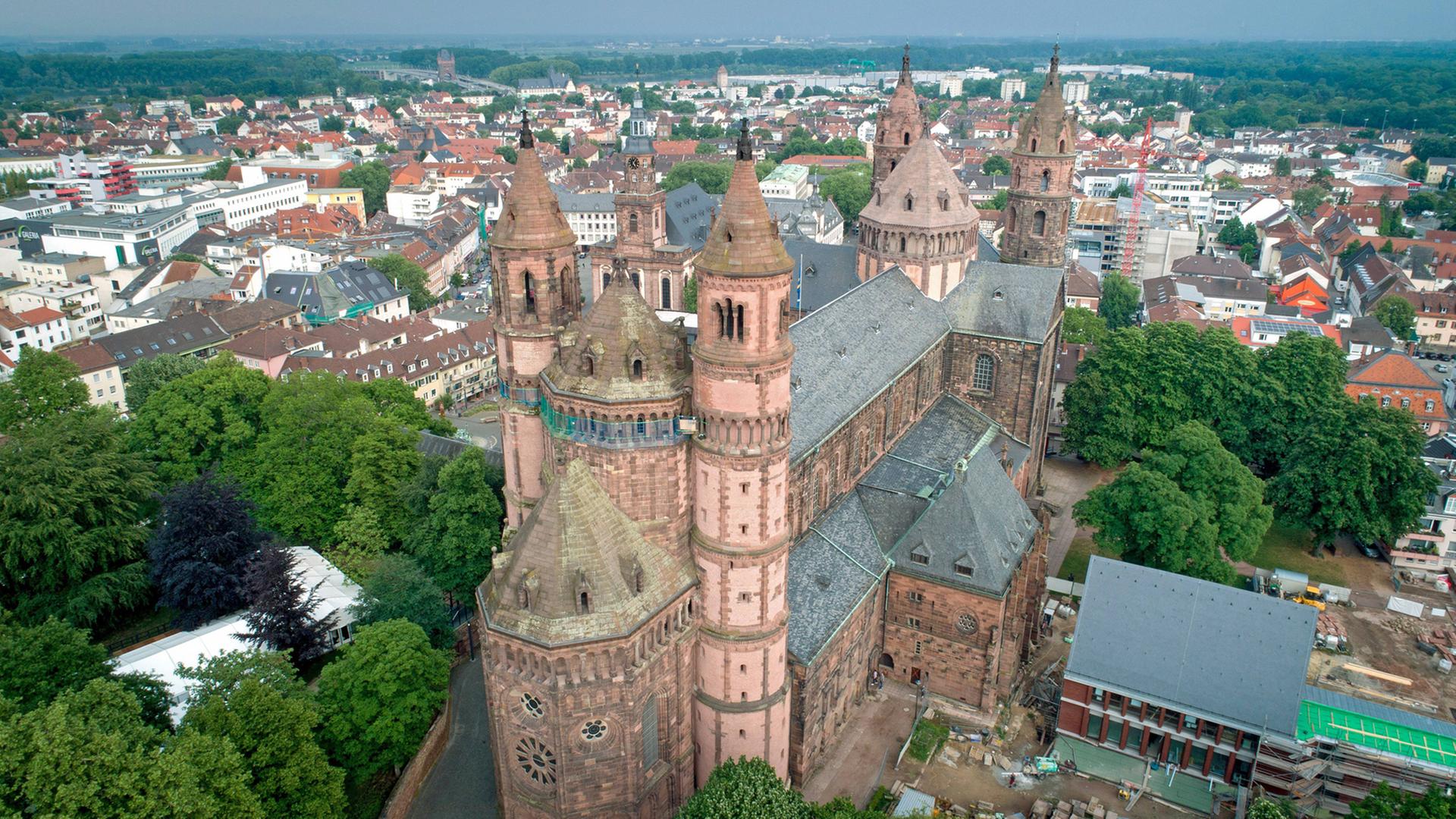 Luftaufnahme des Doms St. Peter zu Worms: Als einer der Kaiserdome am Rhein - die beiden anderen stehen in Mainz und Speyer - gilt der Wormser Dom als Meisterstück mittelalterlicher Baukunst. Luftaufnahme des Doms St. Peter zu Worms: Als einer der Kaiserdome am Rhein - die beiden anderen stehen in Mainz und Speyer - gilt der Wormser Dom als Meisterstück mittelalterlicher Baukunst.