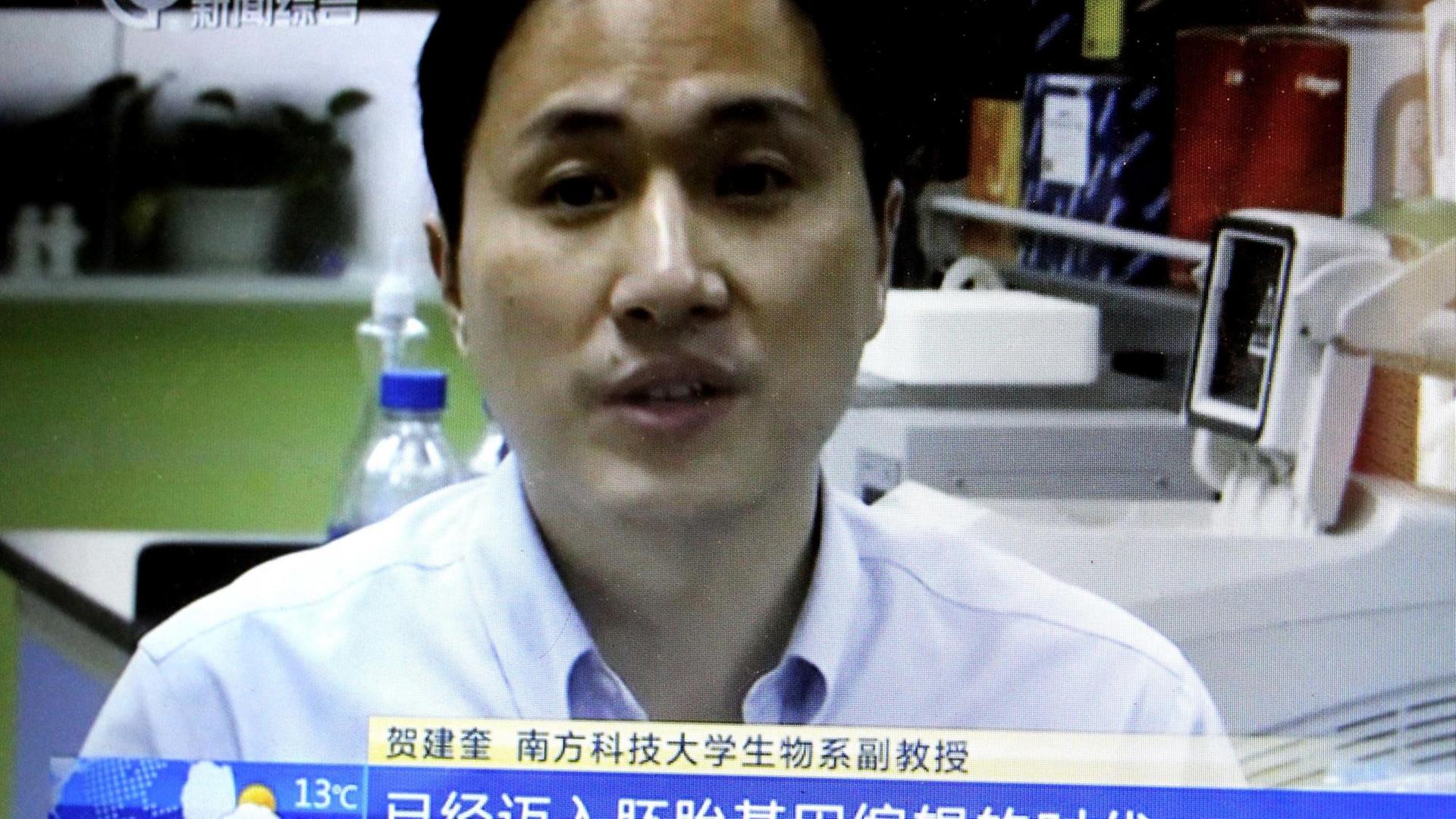 He Jiankui, Associate Professor im Fachbereich Biologie an der Southern University of Science and Technology in Shenzhen City (China), während eines TV-Interviews. Jiankui leitete ein Projekt, das die ersten genetisch veränderten Babys hervorbrachte - die Zwillinge Nana und Lulu sollen gegen HIV immun sein. He Jiankui, Associate Professor im Fachbereich Biologie an der Southern University of Science and Technology in Shenzhen City (China), während eines TV-Interviews. Jiankui leitete ein Projekt, das die ersten genetisch veränderten Babys hervorbrachte - die Zwillinge Nana und Lulu sollen gegen HIV immun sein.