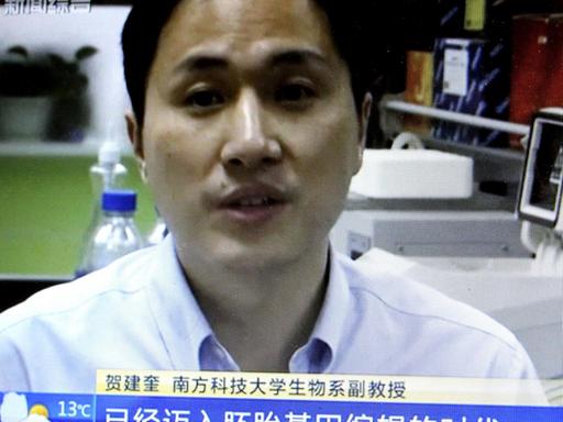 He Jiankui, Associate Professor im Fachbereich Biologie an der Southern University of Science and Technology in Shenzhen City (China), während eines TV-Interviews. Jiankui leitete ein Projekt, das die ersten genetisch veränderten Babys hervorbrachte - die Zwillinge Nana und Lulu sollen gegen HIV immun sein.