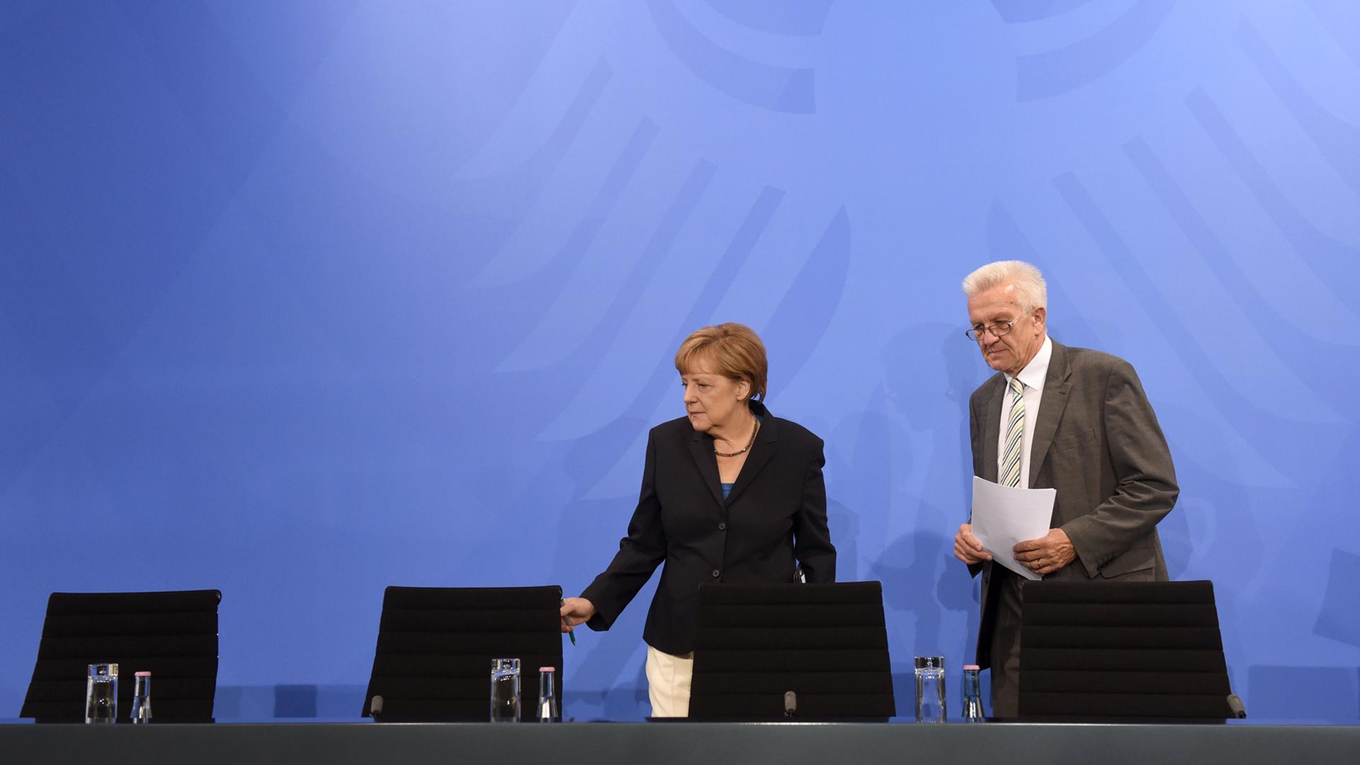 Bundeskanzlerin Angela Merkel steht neben Winfried Kretschmann, Ministerpräsident von Baden-Württemberg Bundeskanzlerin Angela Merkel steht neben Winfried Kretschmann, Ministerpräsident von Baden-Württemberg