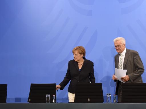 Bundeskanzlerin Angela Merkel steht neben Winfried Kretschmann, Ministerpräsident von Baden-Württemberg