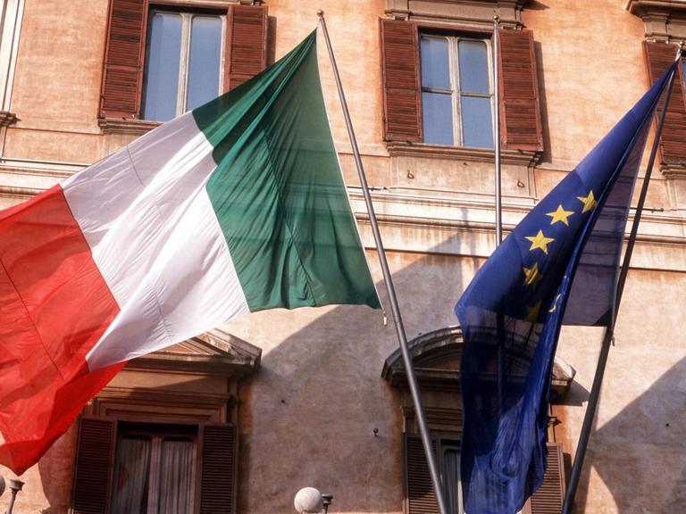 Die italienische (l) und die EU-Flagge wehen 2001 am Palazzo di Montecitorio, dem Sitz des italienischen Parlaments in Rom.