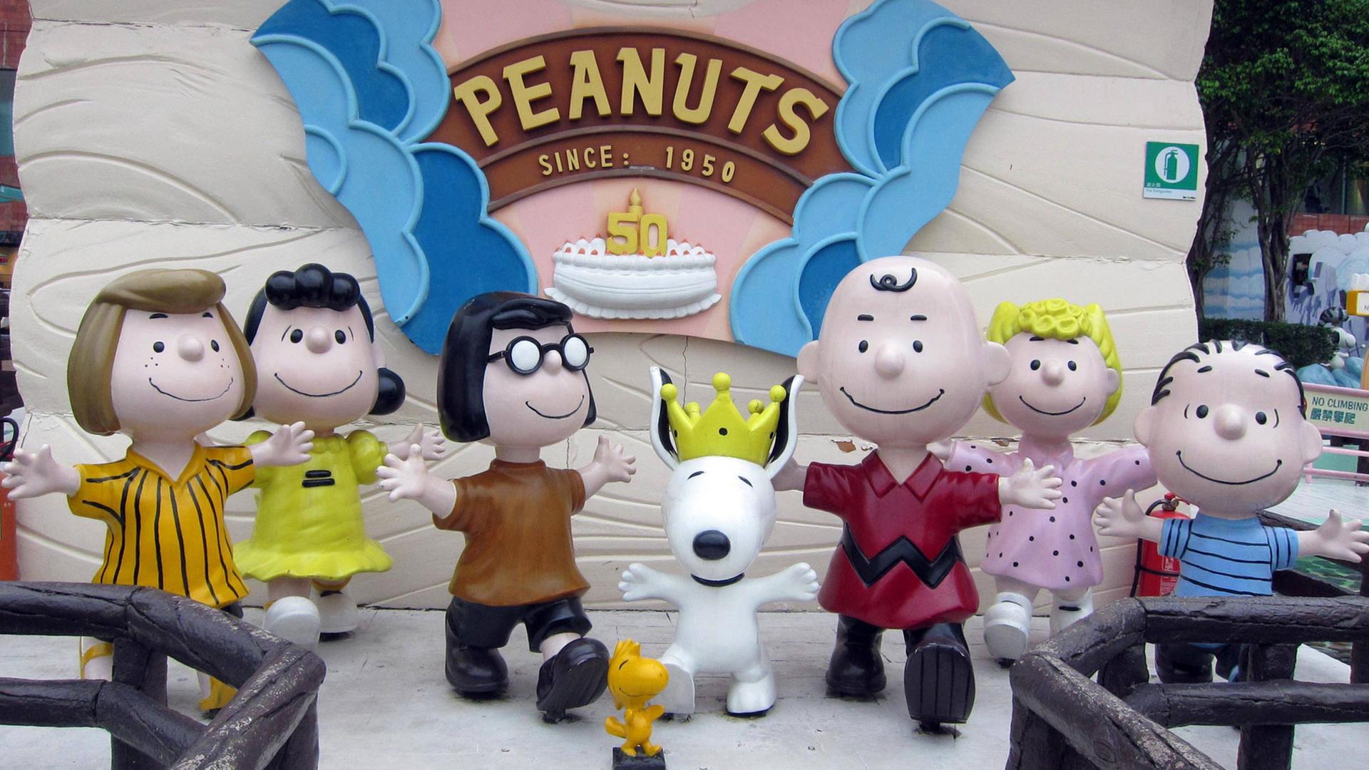 Die Figuren aus dem Comic Peanuts im Freizeitpark "Snoopys World" in Hong Kong: Der Hund Snoopy ist in der Mitte Die Figuren aus dem Comic Peanuts im Freizeitpark "Snoopys World" in Hong Kong: Der Hund Snoopy ist in der Mitte