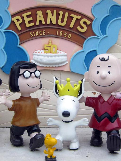 Die Figuren aus dem Comic Peanuts im Freizeitpark "Snoopys World" in Hong Kong: Der Hund Snoopy ist in der Mitte