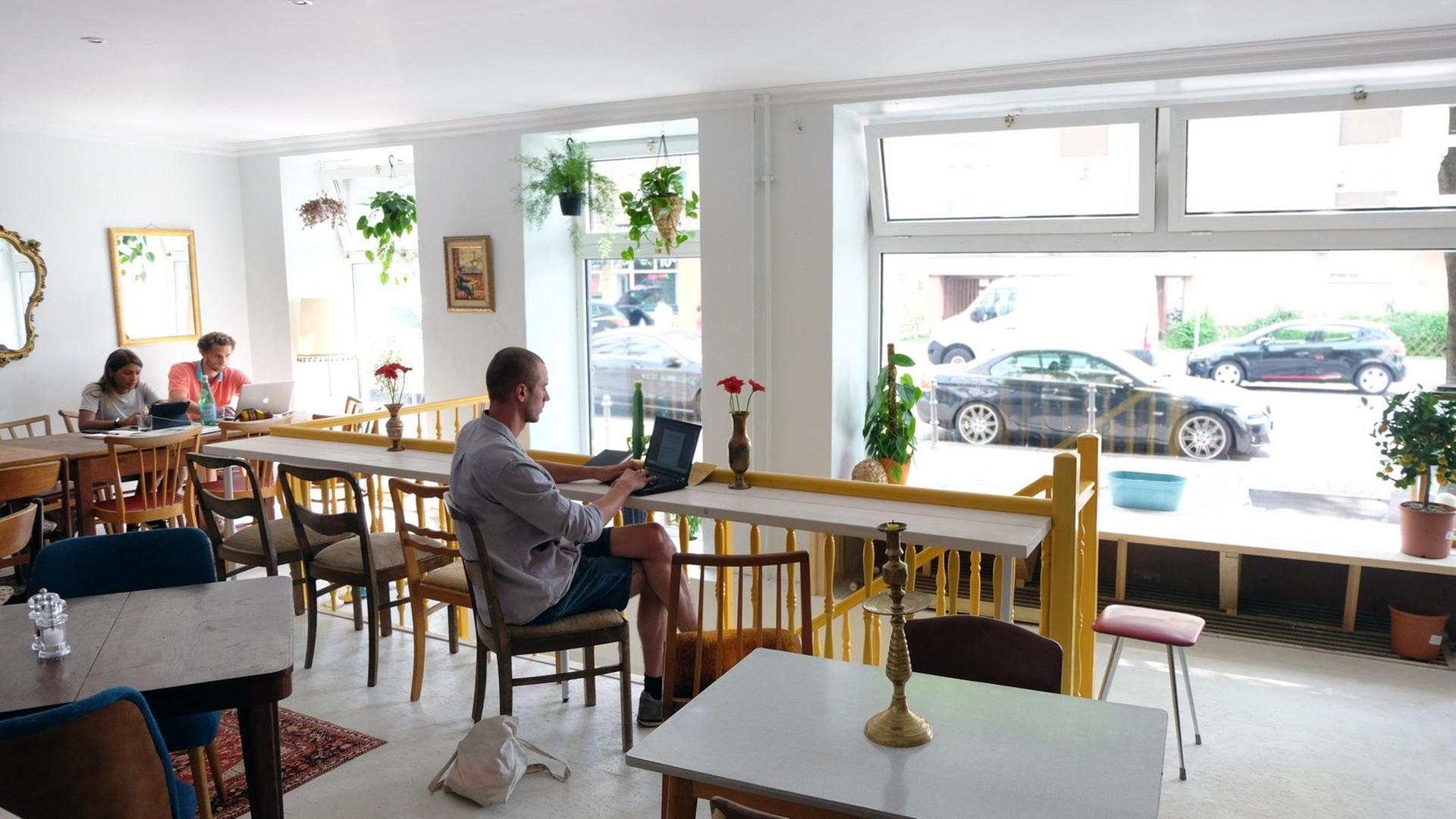 Im Café be`kech sitzen Gäste vor Tischen. Im Café be`kech sitzen Gäste vor Tischen.