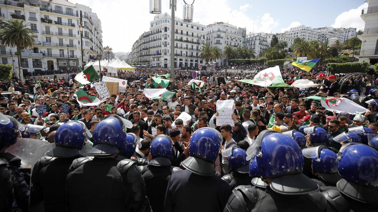 Massenproteste in Algerien gegen die Regierung in Algier am 9. April 2019