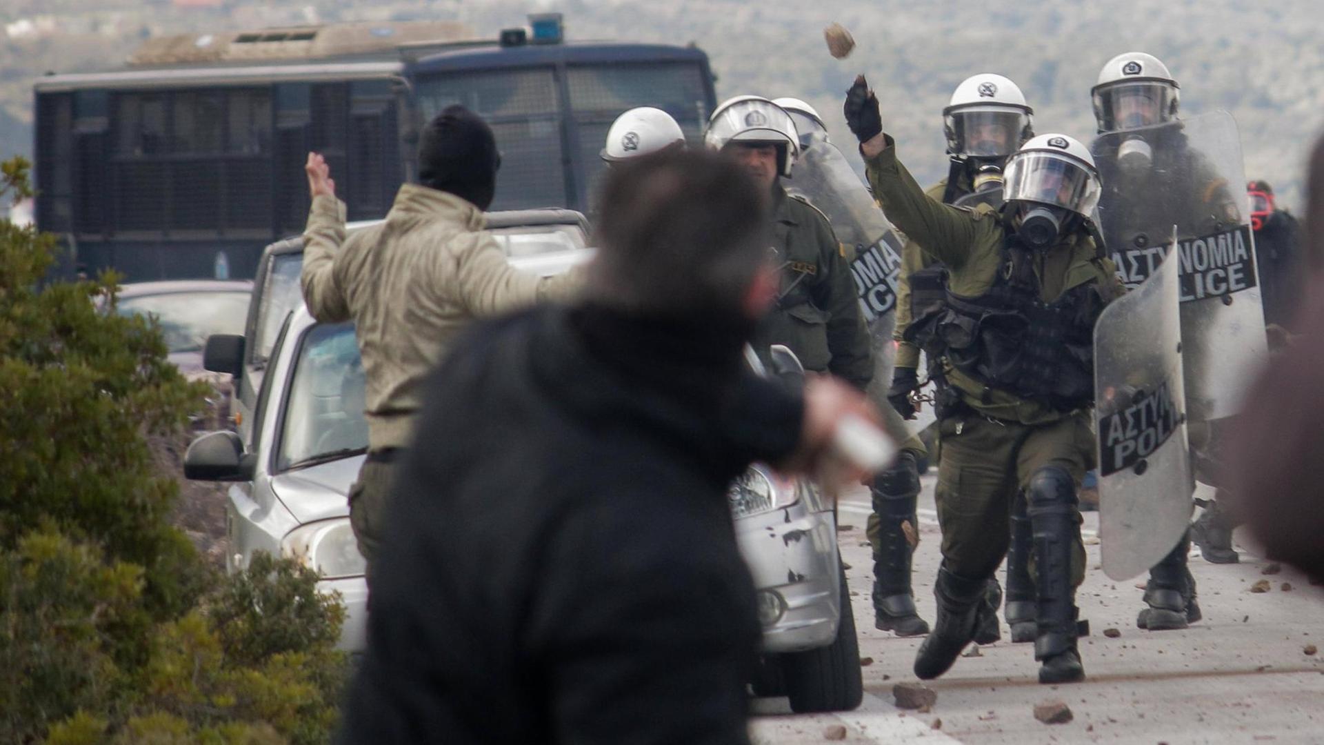 Gewalt bei Zusammenstößen zwischen Protestierenden und Polizisten in der Nähe von Karava auf Lesbos. Hier soll ein neues Flüchtlingslager entstehen. Gewalt bei Zusammenstößen zwischen Protestierenden und Polizisten in der Nähe von Karava auf Lesbos. Hier soll ein neues Flüchtlingslager entstehen.