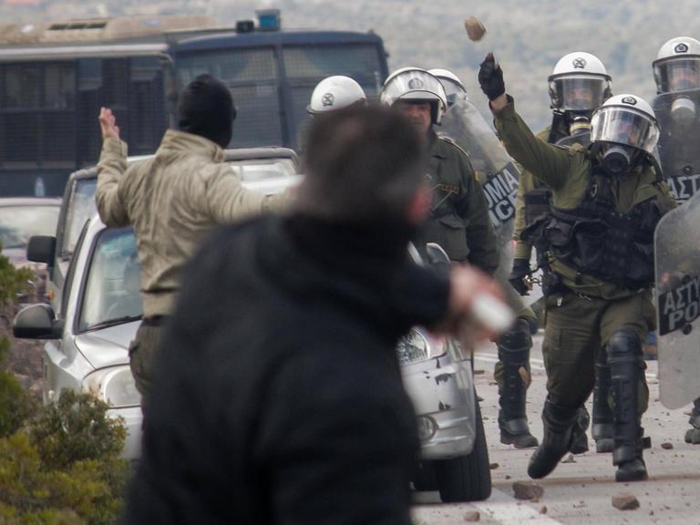 Gewalt bei Zusammenstößen zwischen Protestierenden und Polizisten in der Nähe von Karava auf Lesbos. Hier soll ein neues Flüchtlingslager entstehen.