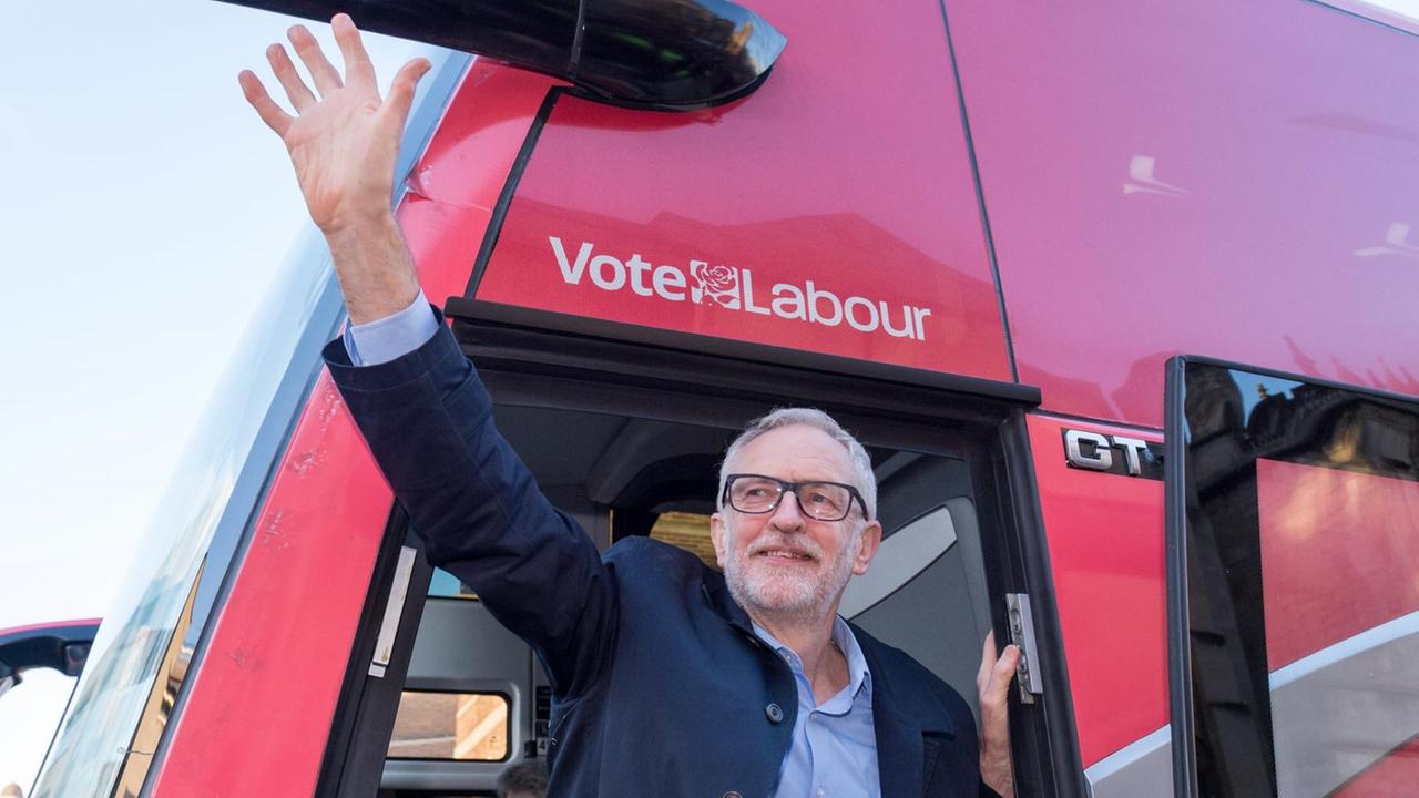 Jeremy Corbyn, Vorsitzender der britischen Labour Party, steigt auf seiner Wahlkampftour aus einem Bus Jeremy Corbyn, Vorsitzender der britischen Labour Party, steigt auf seiner Wahlkampftour aus einem Bus