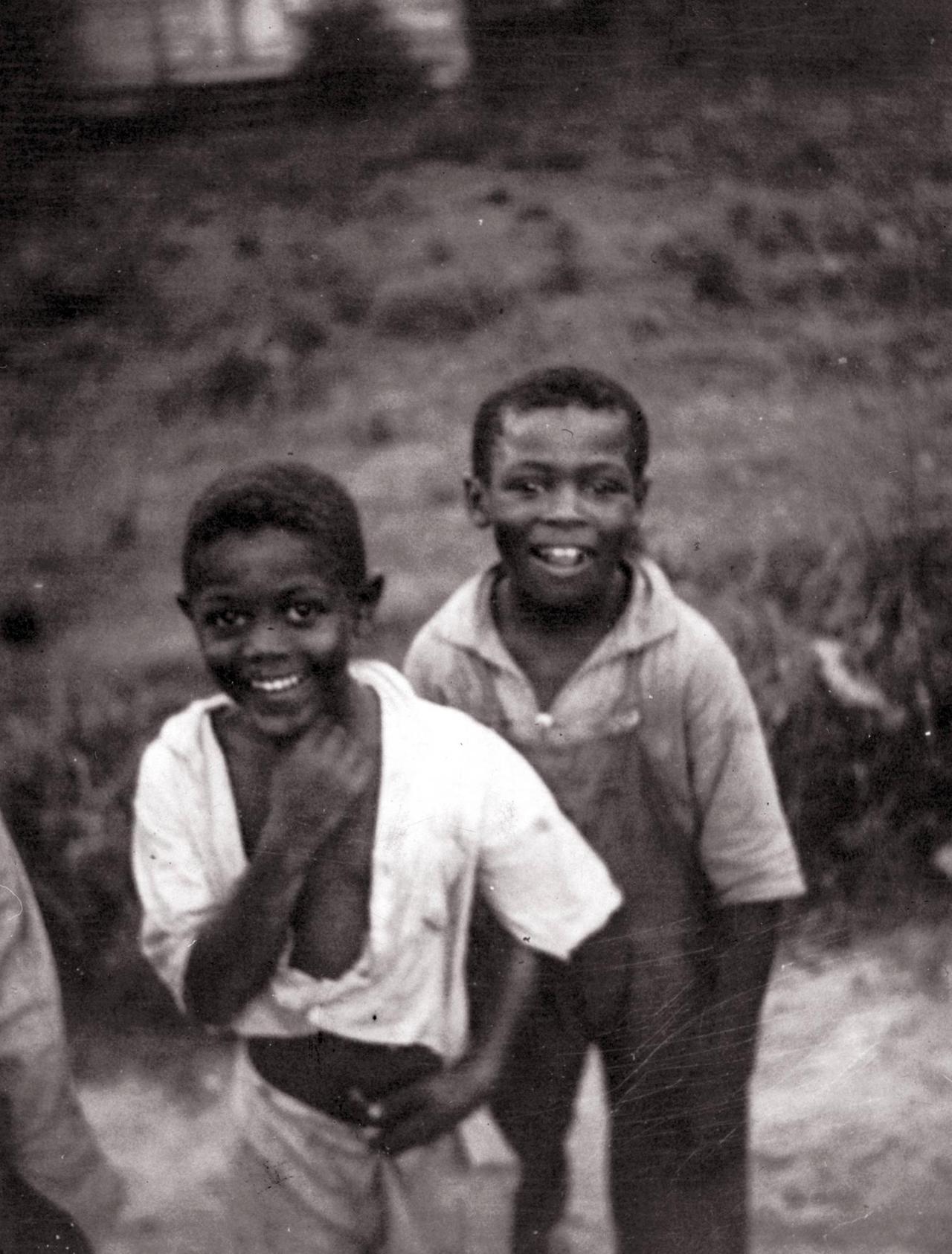 Fotoabzug einer Aufname von afroamerikanischen Kindern, die in False River Louisiana, fotografiert von Alan Lomax Fotoabzug einer Aufname von afroamerikanischen Kindern, die in False River Louisiana, fotografiert von Alan Lomax