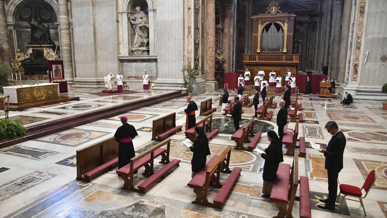 Papst Franziskus hält die Gründonnerstagsmesse im fast menschenleeren Petersdom.
Papst Franziskus hält die Gründonnerstagsmesse im fast menschenleeren Petersdom.