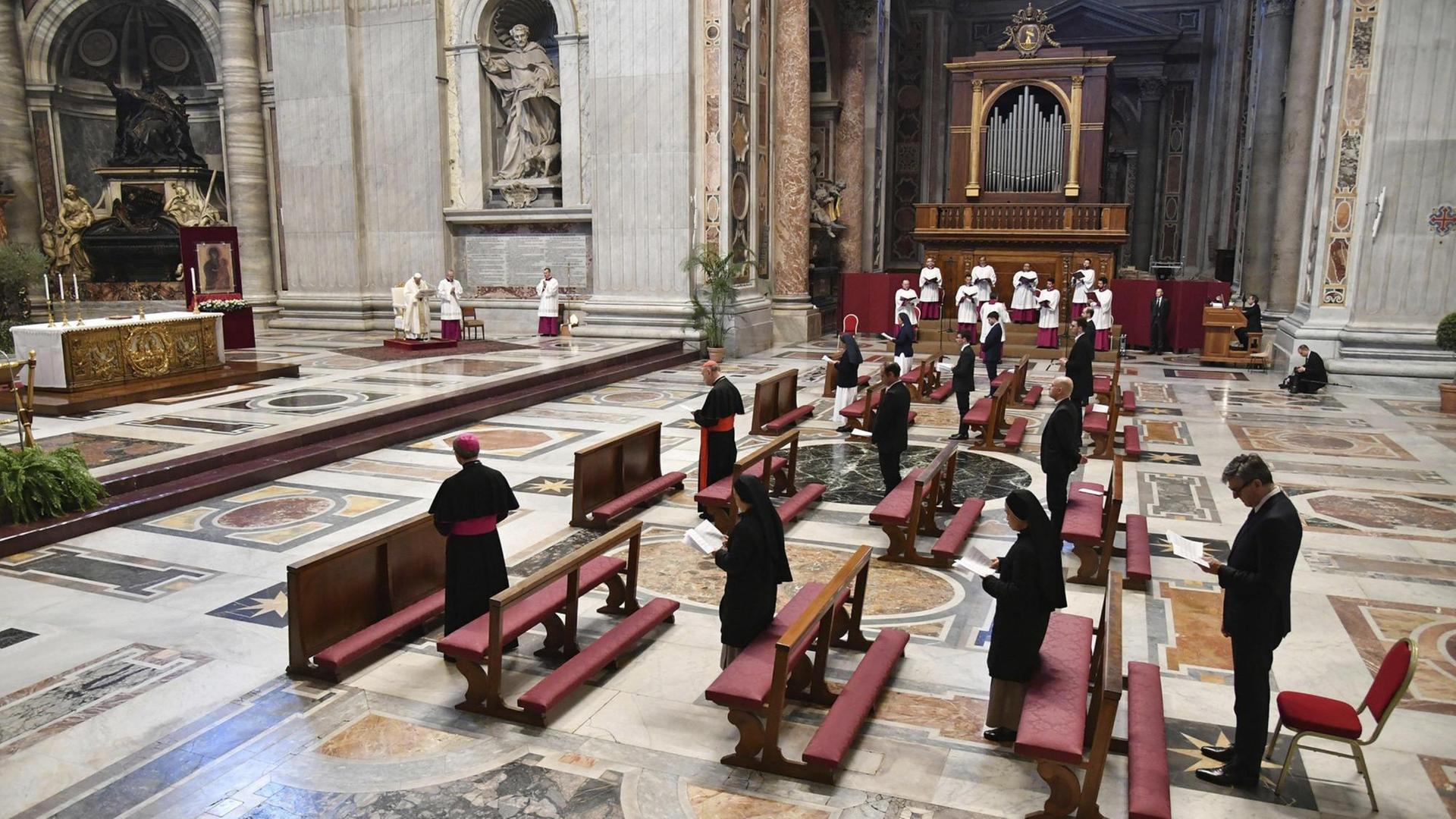 Papst Franziskus hält die Gründonnerstagsmesse im fast menschenleeren Petersdom. Papst Franziskus hält die Gründonnerstagsmesse im fast menschenleeren Petersdom.
