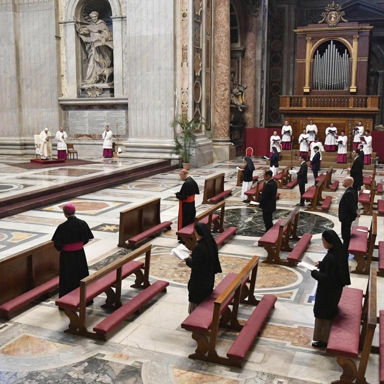 Papst Franziskus hält die Gründonnerstagsmesse im fast menschenleeren Petersdom.

