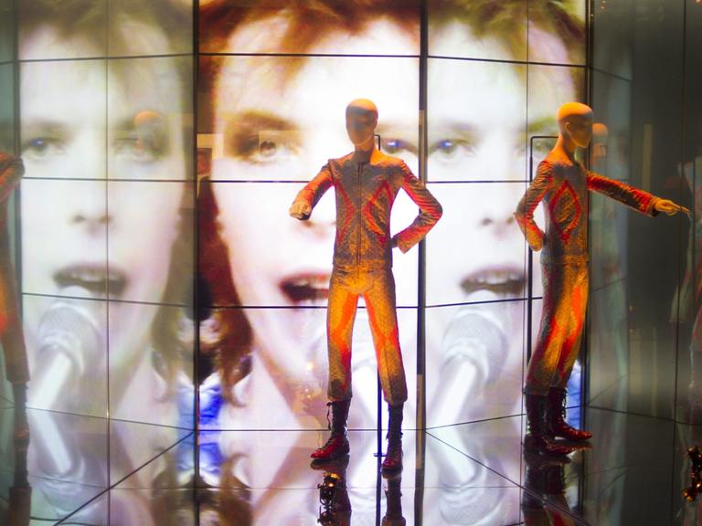 Blick in die David-Bowie-Ausstellung im Londoner Victoria & Albert Museum
