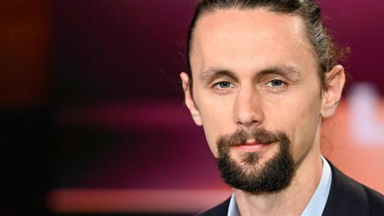 Der Fußballer Neven Subotic schaut in die Kamera. Der Fußballer Neven Subotic schaut in die Kamera.
