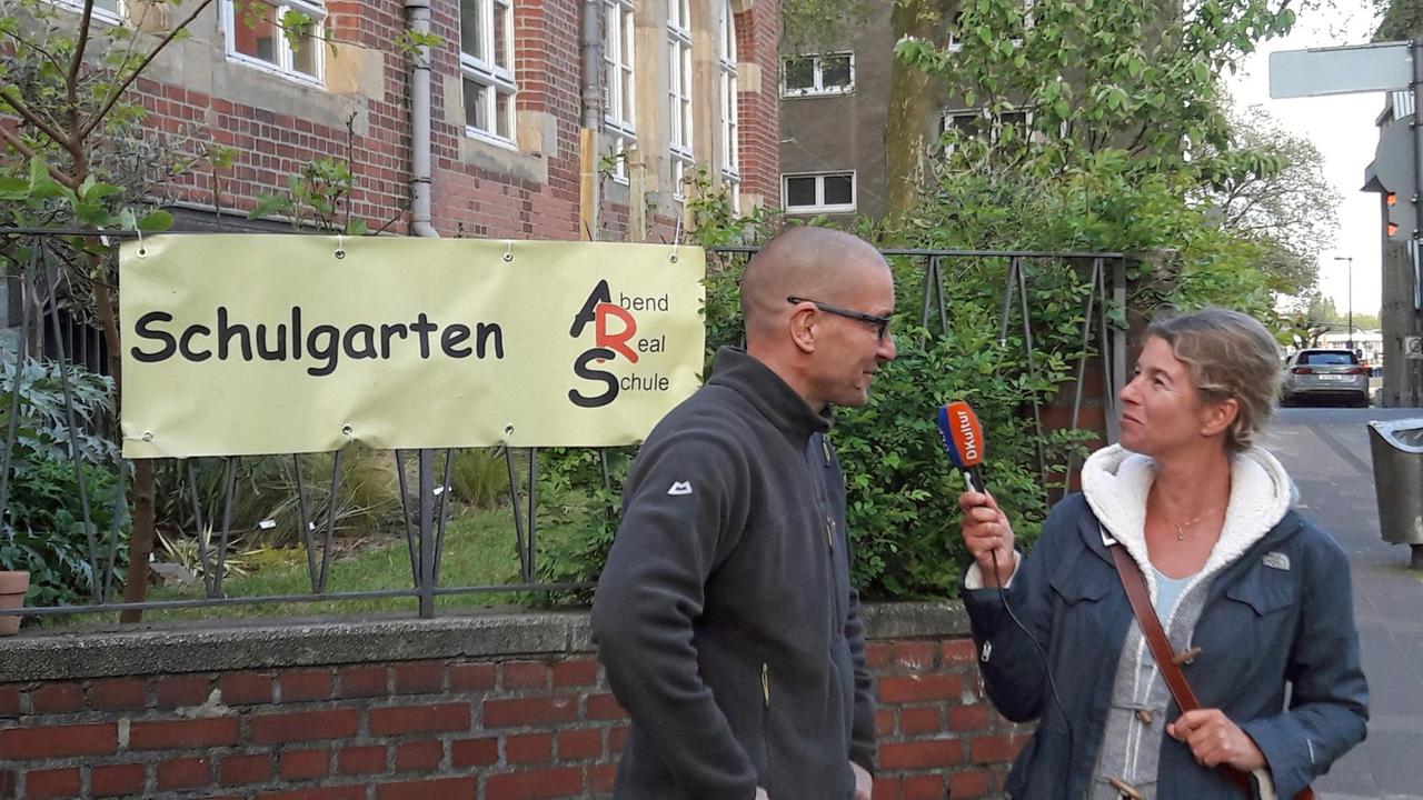 Kräuter im Garten und auf der Fensterbank Kleines Blatt, große