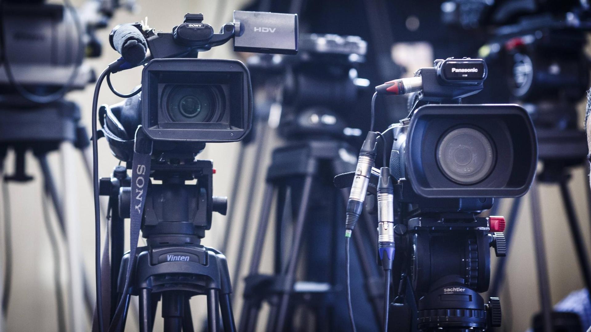 Fernsehkameras stehen in einer Reihe aufgebaut. Fernsehkameras stehen in einer Reihe aufgebaut.