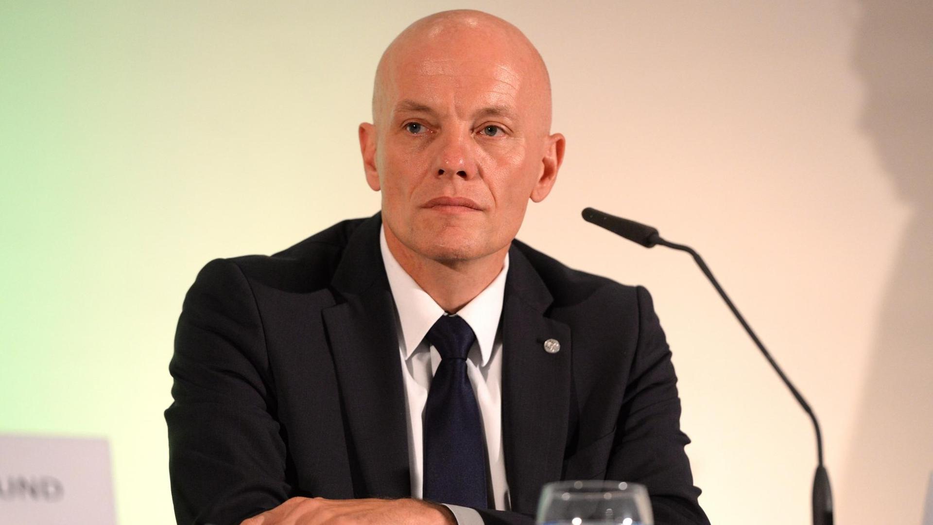 Günter Younger, Mitglied der Kommission der Welt-Anti-Doping-Agentur (WADA) auf der Pressekonferenz am Donnerstag in Unterschleißheim Günter Younger, Mitglied der Kommission der Welt-Anti-Doping-Agentur (WADA) auf der Pressekonferenz am Donnerstag in Unterschleißheim