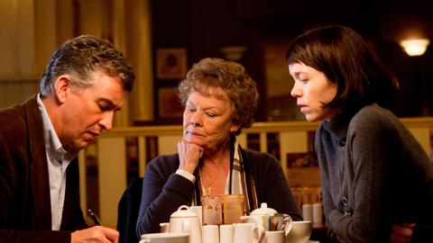 Die Schauspieler Steve Coogan (l-r) als Martin Sixsmith, Judi Dench als Philomena und Anna Maxwell Martin als Jane in einer Szene aus "Philomena"