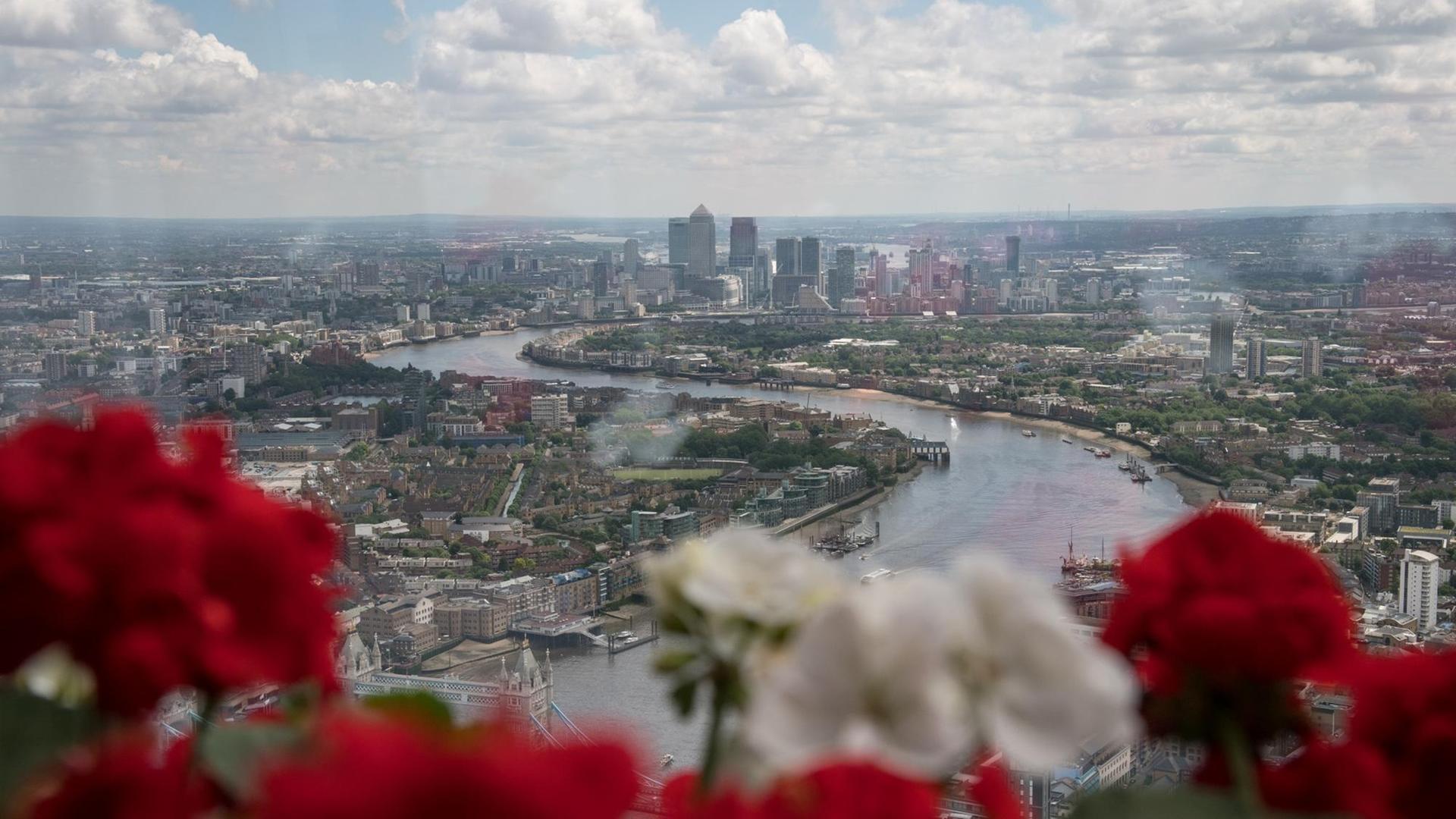 Blick über die Themse auf den Canary Wharf, den Londoner Finanzdistrikt.