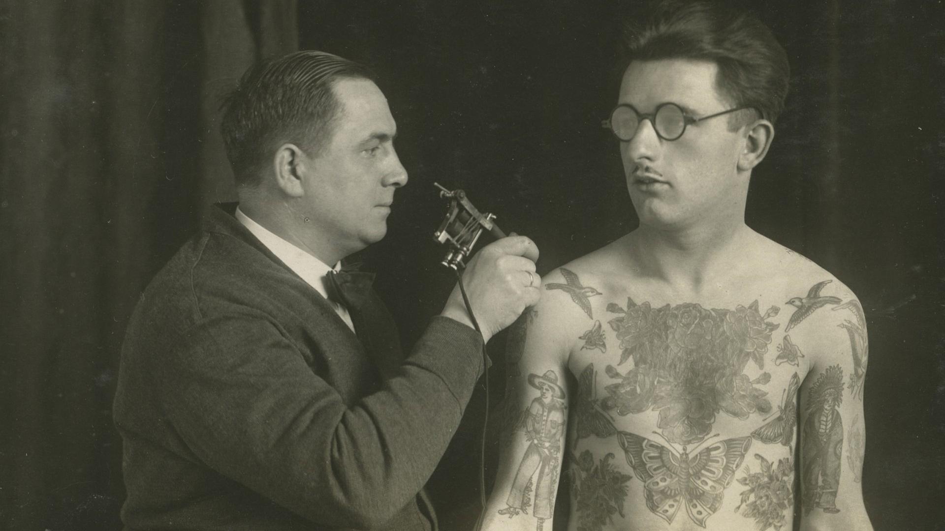Christian Warlich tätowiert einen Mann um 1930 Christian Warlich tätowiert einen Mann um 1930