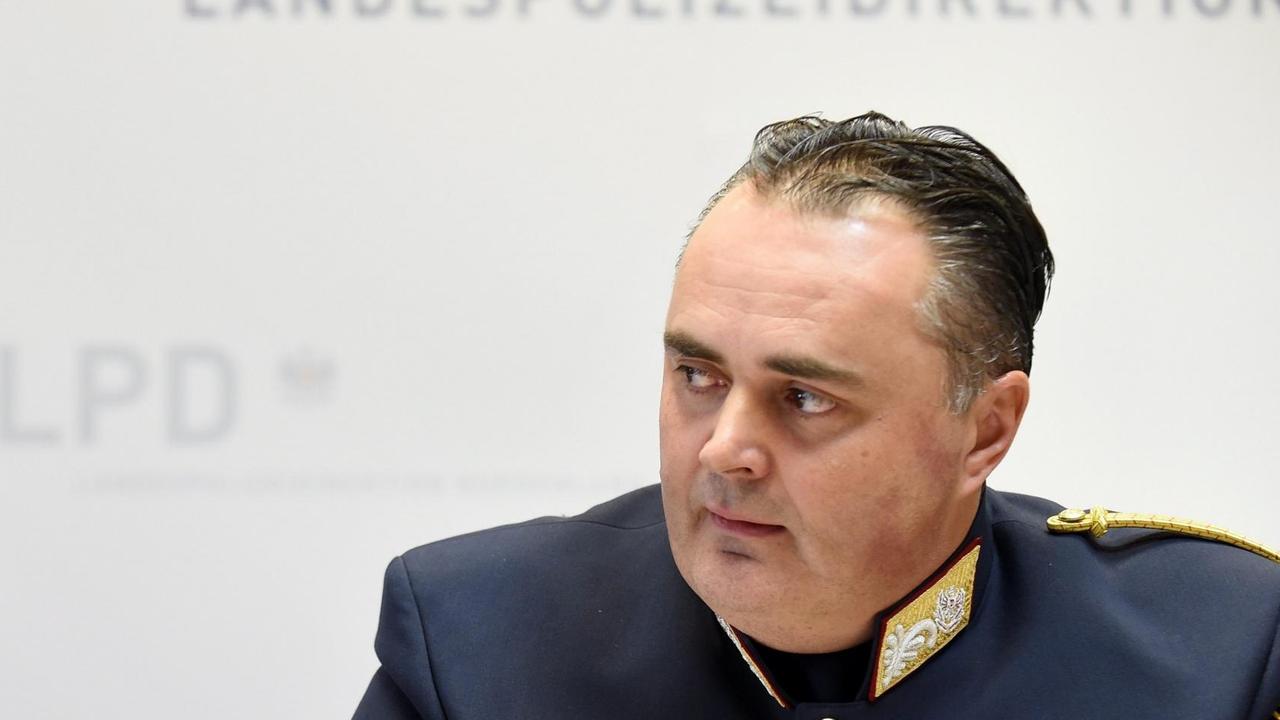 Der frühere Polizeichef im Burgenland und jetzige Verteidigungsminister Österreichs Hans Peter Doskozil bei einer Pressekonferenz im November 2016. Der frühere Polizeichef im Burgenland und jetzige Verteidigungsminister Österreichs Hans Peter Doskozil bei einer Pressekonferenz im November 2016.
