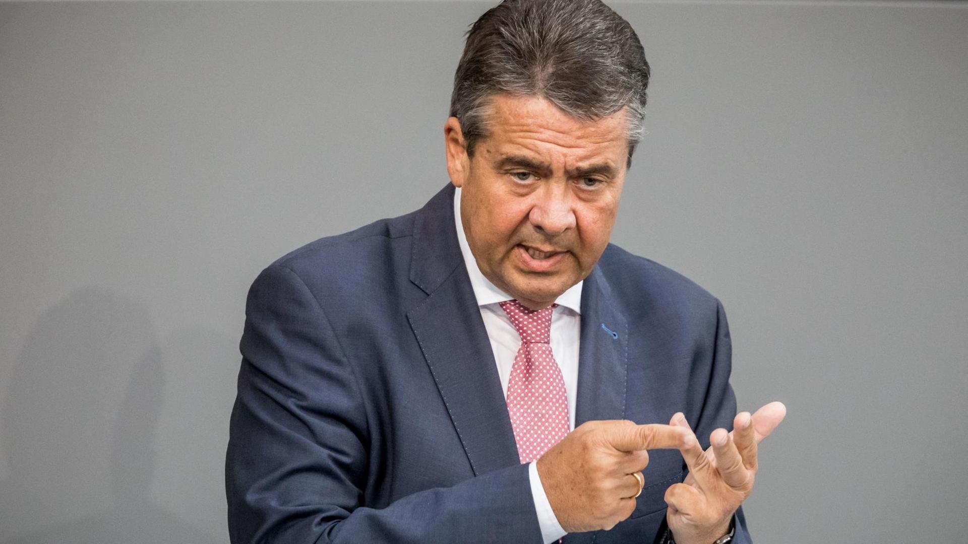 Außenminister Gabriel im Bundestag Außenminister Gabriel im Bundestag