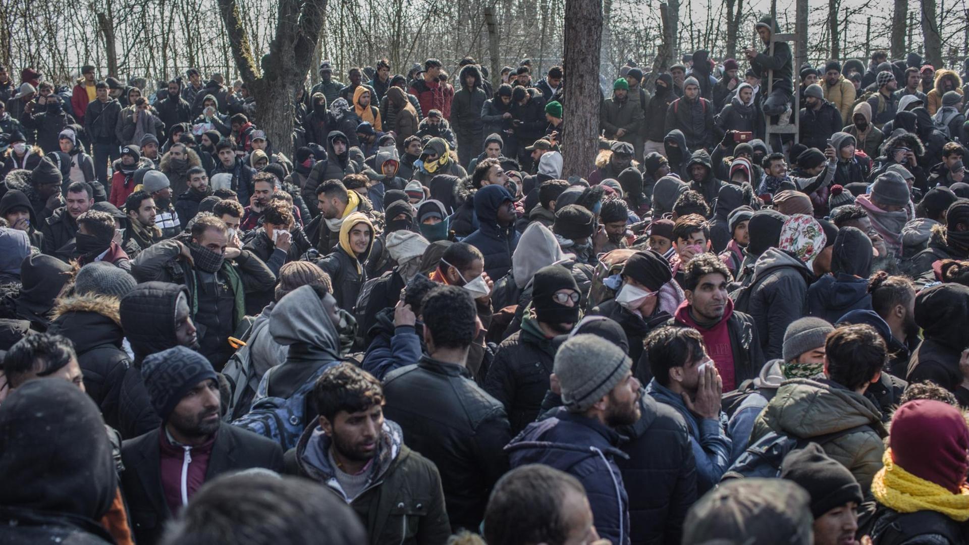 Zahlreiche Migranten warten nach ihrer Ankunft am bereits geschlossenen türkisch-griechischen Grenzübergang bei Pazarkule.