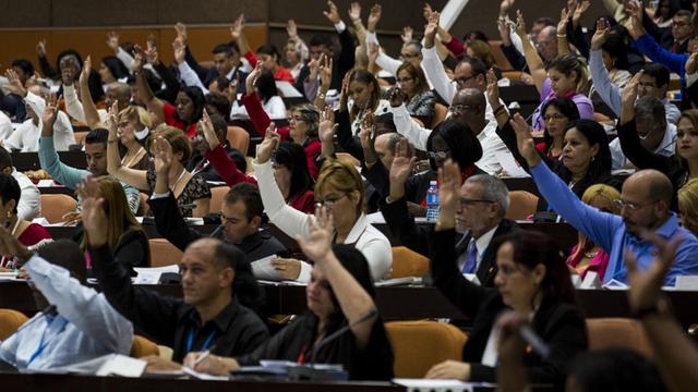 Abgeordnete des kubanischen Parlaments, die bei der Parlamentssitzung ihre Stimme abgeben.